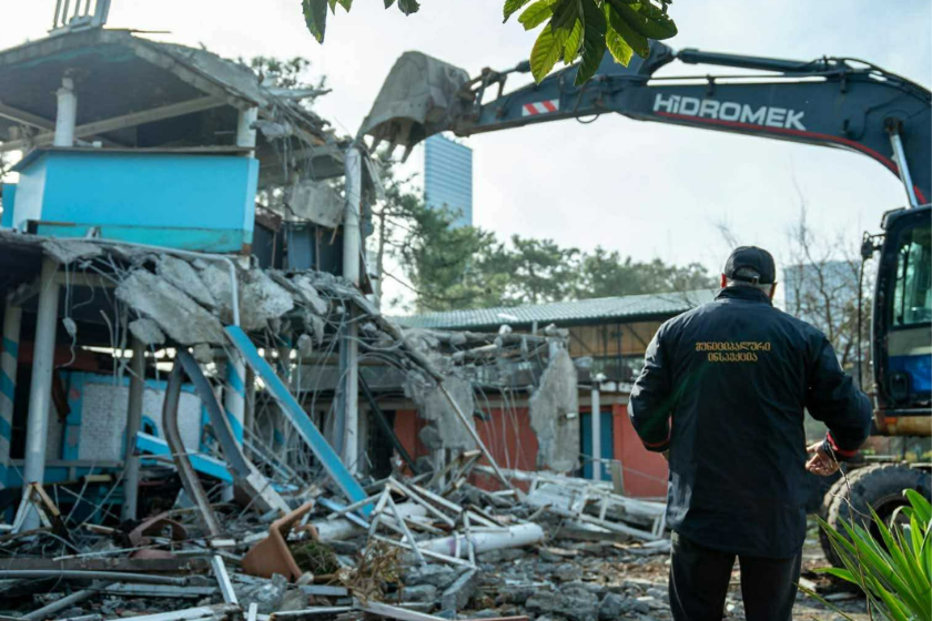 ბათუმის მუნიციპალური ინსპექცია ბათუმის ბულვარში, უსახური და უნებართვო ობიექტების დემონტაჟს განაგრძობს